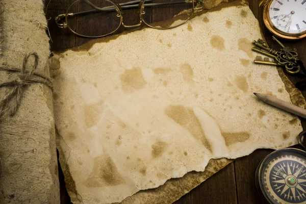 Papel viejo, brújula, reloj de bolsillo sobre fondo de madera — Foto de Stock