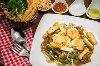 Lezzetli Tay Pirinç Noodle tavada kızartılmış