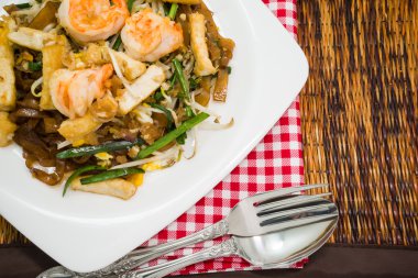 Lezzetli Tay Pirinç Noodle tavada kızartılmış