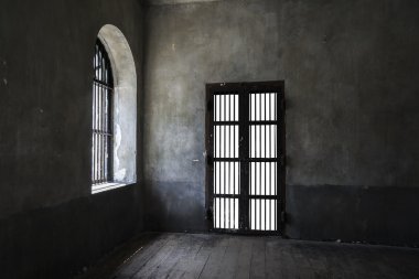 Paslı demir çubukları kapı eski duvar