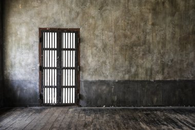 Paslı demir çubukları kapı eski duvar