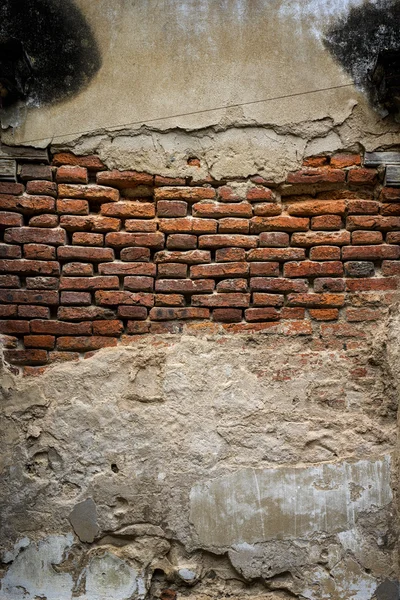 Fragmento de pared de ladrillo envejecido viejo, uso como fondo — Foto de Stock