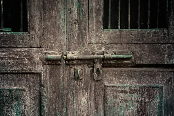 Cierre oxidado en la puerta de madera envejecida — Foto de Stock