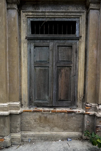 Vecchia finestra di legno — Foto Stock