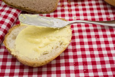 Tereyağı ile yuvarlak ekmek dilimlenmiş