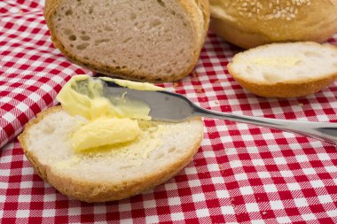 Tereyağı ile yuvarlak ekmek dilimlenmiş