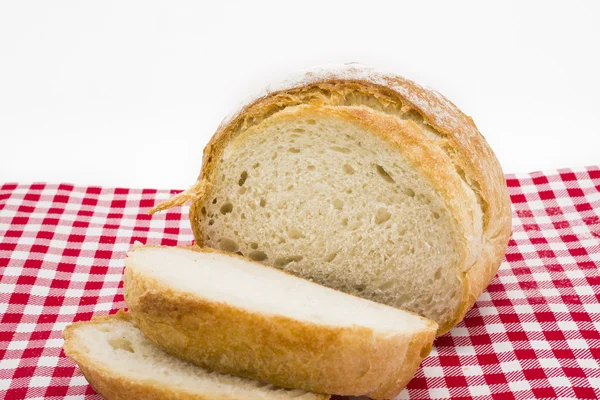 Yuvarlak ekmek dilimlenmiş