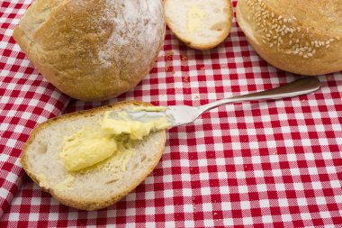 Tereyağı ile yuvarlak ekmek dilimlenmiş