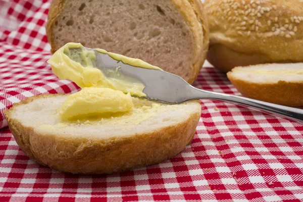 Fatias de pão redondo com manteiga — Fotografia de Stock