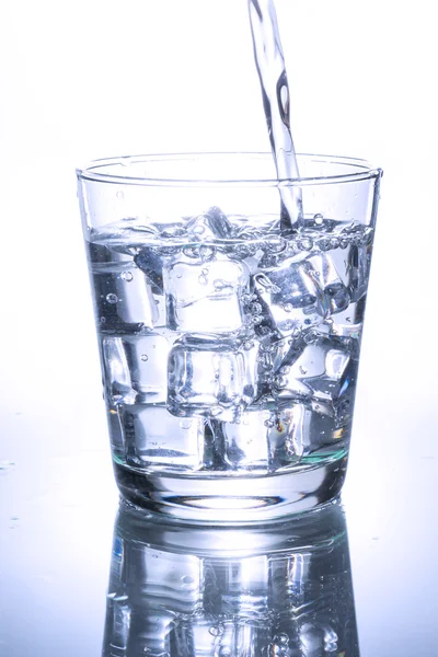 Hälla vatten i glas — Stockfoto