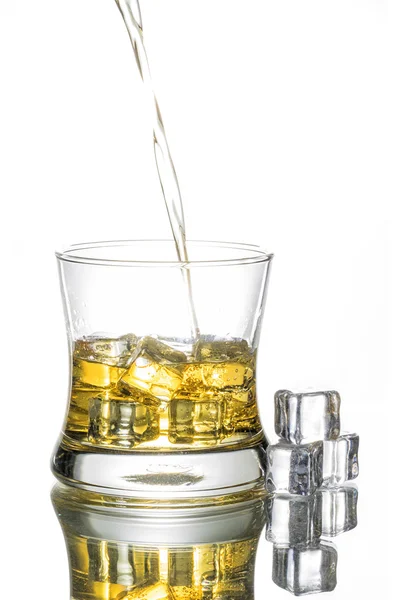 Nalít whisky do sklenice s ledem — Stock fotografie