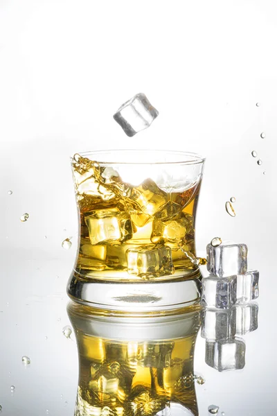 Whisky spruzzata isolata su uno sfondo bianco — Foto Stock