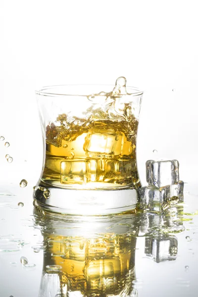 ウイスキーのしぶき、白い背景で隔離 — ストック写真