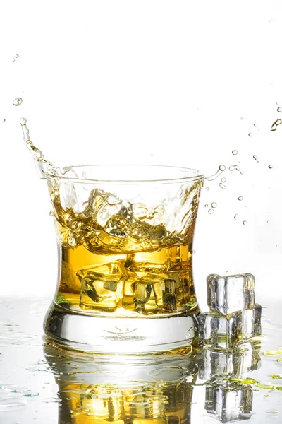 Whisky spruzzata isolata su uno sfondo bianco — Foto Stock