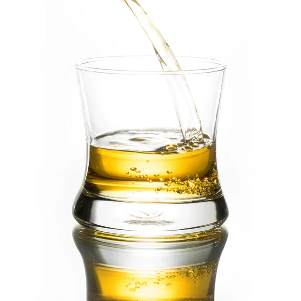 Whiskey in het glas gieten — Stockfoto