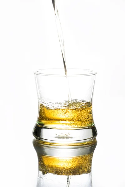 Whiskey in het glas gieten — Stockfoto