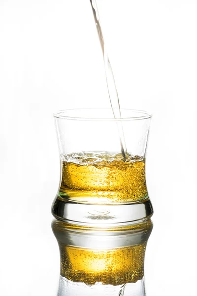 Nalévání whisky do sklenice — Stock fotografie