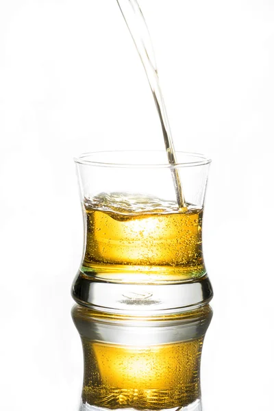 Whiskey in het glas gieten — Stockfoto