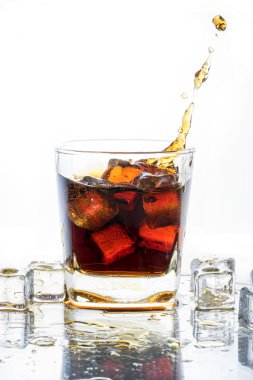 Ice Cube droped cola cam ve cola sıçramasına