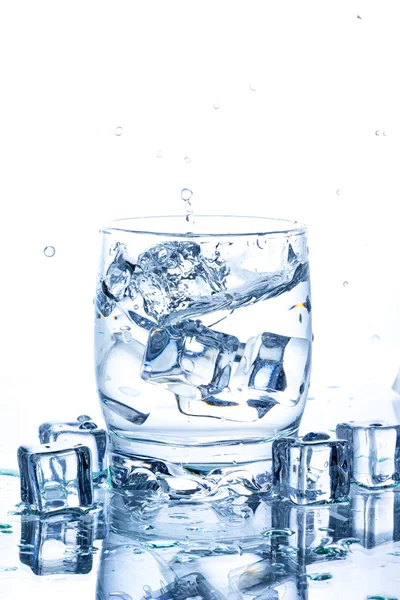 Water splash in glas van de blauwe kleur — Stockfoto