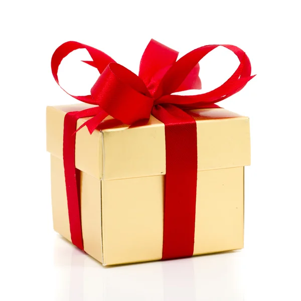 Caixa de presente de ouro bonito com arco vermelho e fitas — Fotografia de Stock