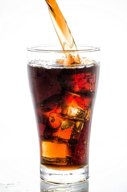 Cola cam buz küpleri ile içine dökme