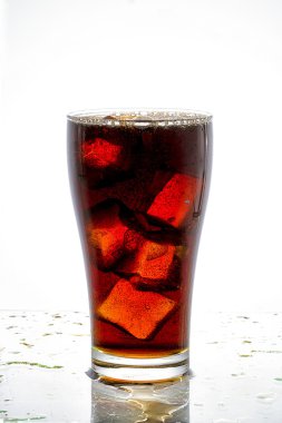 Buzlu kola bardağı. 