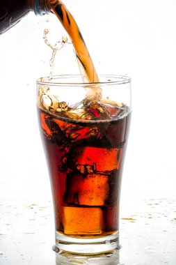 Cola cam buz küpleri ile içine dökme