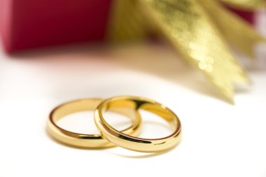 Alyans ve beyaz arka plan üzerinde yapay gül