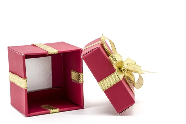 Рождественская коробка с золотой ленточкой — стоковое фото