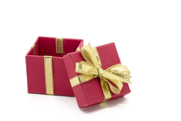 Caja de regalo de Navidad con un lazo de cinta de oro —  Fotos de Stock