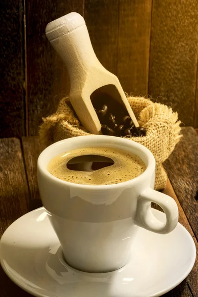 Bodegón taza de café sobre fondo de madera — Foto de Stock