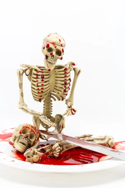Stillleben-Skelett in Blut mit Messer auf weißem Hintergrund — Stockfoto