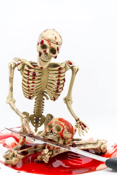 Stillleben-Skelett in Blut mit Messer auf weißem Hintergrund — Stockfoto