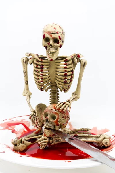 Esqueleto de naturaleza muerta en sangre con cuchillo sobre fondo blanco — Foto de Stock