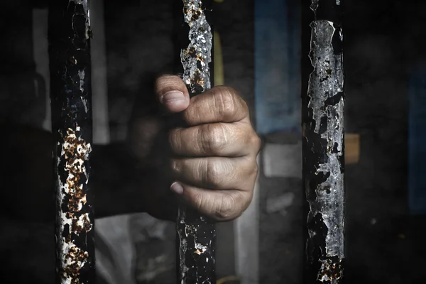 Mahkum el demir çubuk tutarak