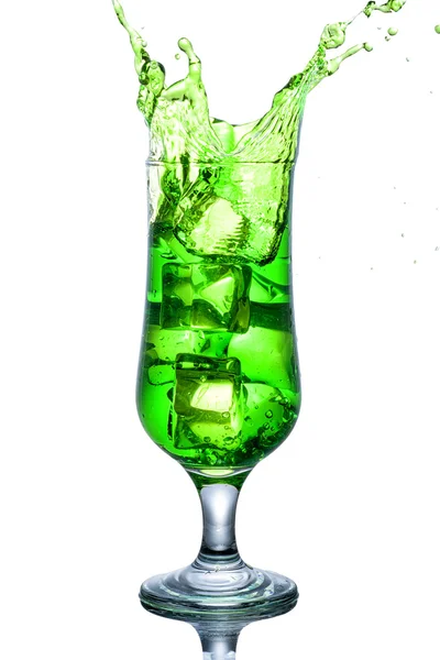 Groene alcohol cocktail met splash geïsoleerd op wit — Stockfoto