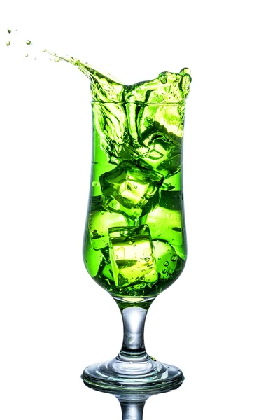 白で隔離されたスプラッシュと緑のアルコールカクテル — ストック写真