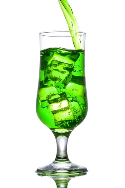 Zielony koktajl alkoholowy z pluskiem izolowanym na białym — Zdjęcie stockowe
