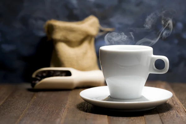 Bodegón de café expreso caliente en taza blanca — Foto de Stock