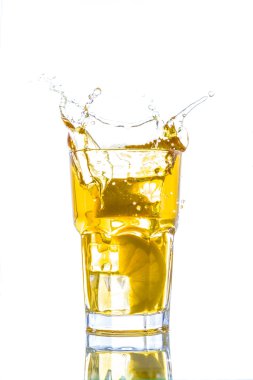 Buzlu çay limon sıçrama ile