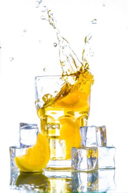 Buzlu çay limon sıçrama ile