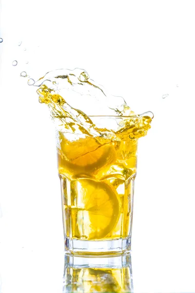 Ice tea with lemon splash — Stock Photo, Image