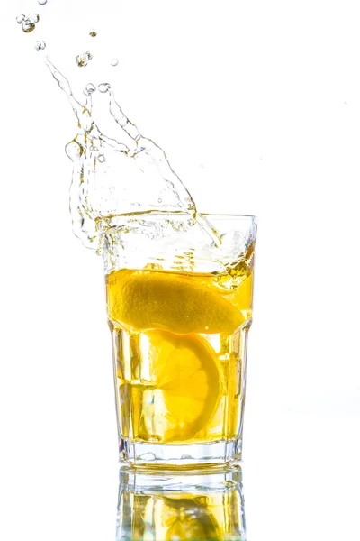 Tè freddo con spruzzata di limone — Foto Stock