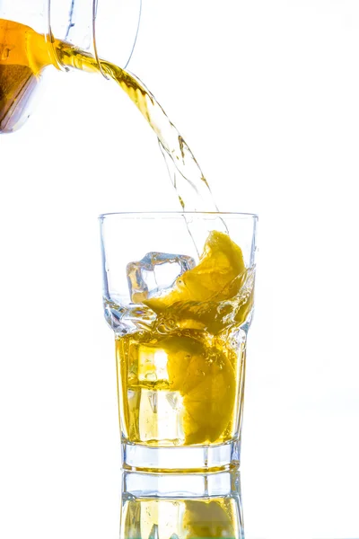 Eistee mit Zitronenspritzer — Stockfoto