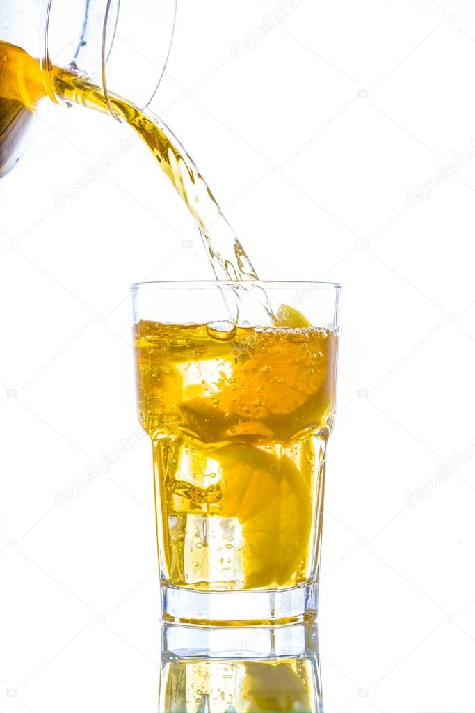 Ice tea with lemon splash