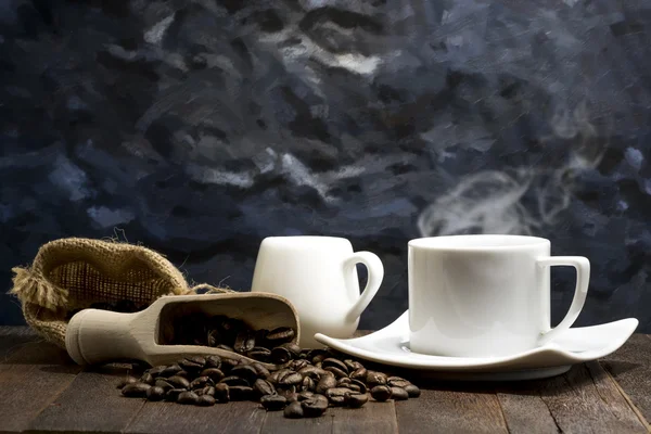 Bodegón de café expreso caliente en taza blanca — Foto de Stock