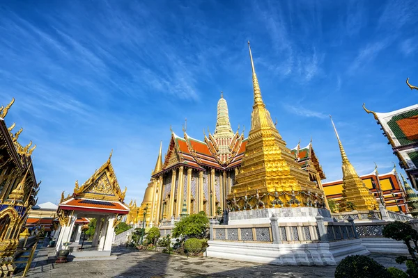 Wat Phra Kaew, Templo da Esmeralda Buda com céu azul — Fotografia de Stock