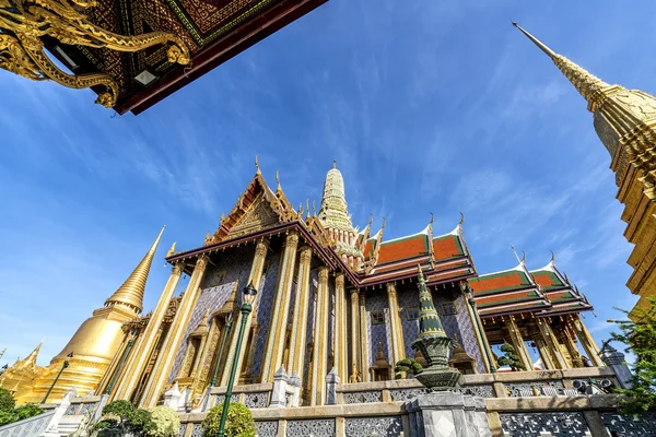 Wat Phra Kaew, Tempio dello Smeraldo Buddha con cielo blu — Foto Stock