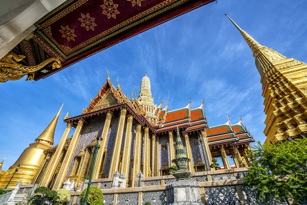 Wat Phra Kaew, Tempio dello Smeraldo Buddha con cielo blu — Foto Stock